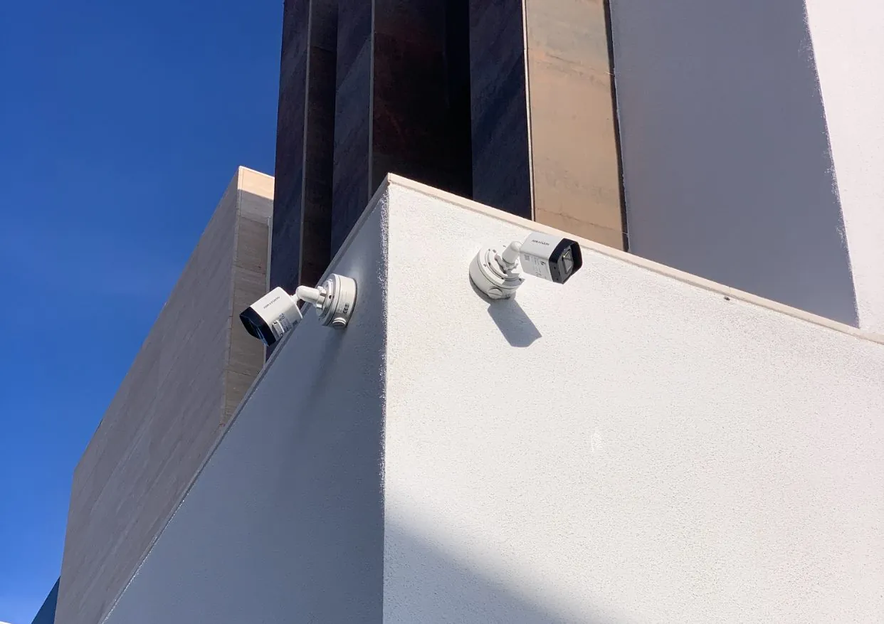 Cámaras Hikvision instaladas en villa blanca Costa Blanca