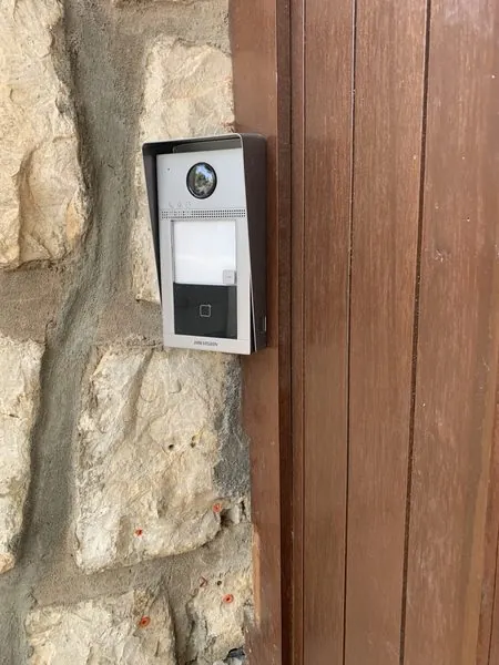 Videoportero Hikvision en pared de piedra