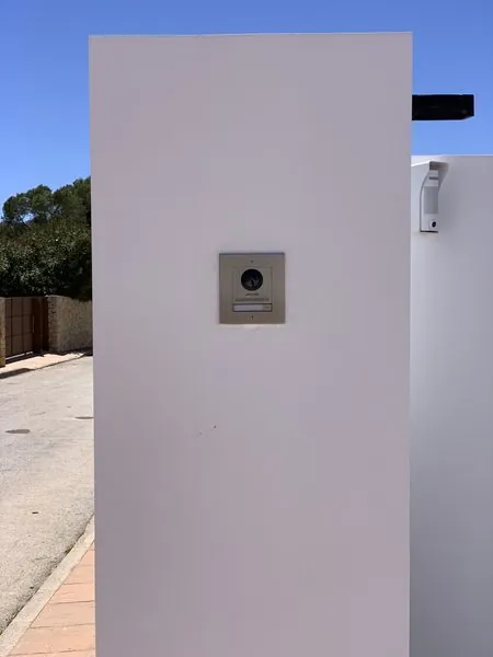 Videoportero IP en pilar exterior